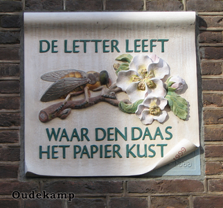 833236 Afbeelding van de gevelsteen met de tekst 'DE LETTER LEEFT WAAR DEN DAAS HET PAPIER KUST', boven een poortje ...